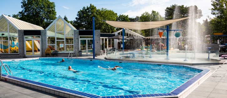 Buitenzwembad en spraypark