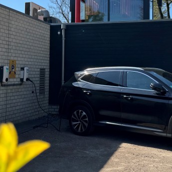 Elektrisch laden auto 1- Camping De Haeghehorst Header.jpg