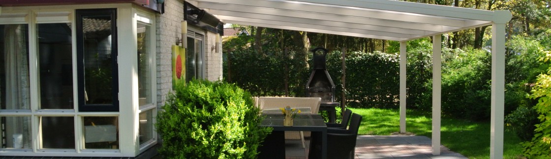 zijkant terras bungalow 37Dahlia De Haeghehorst.JPG