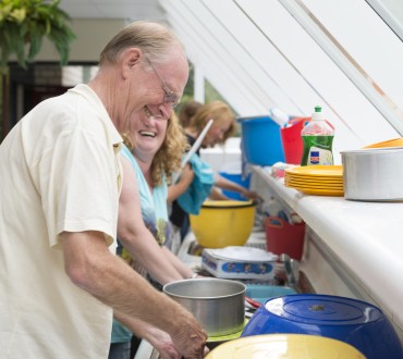 Afwassen op de camping - De Haeghehorst