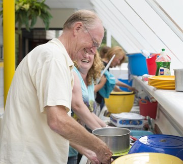 gezellig aan de afwas in sanitairgebouw.jpg
