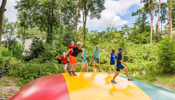 Kinderen op air sprinkussen