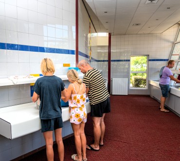 BC- Camping De Haeghehorst - sanitairgebouw afwassen 1 (1).jpg
