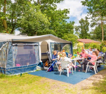 Gezin proost op de camping - Kamperen op de Veluwe